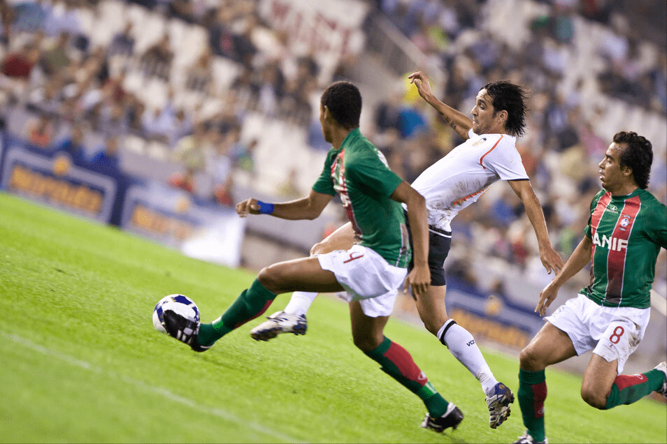 今年会娱乐官网-关键时刻瓦伦西亚备战荷甲，主帅复盘细节曝光，管理层满意，更衣室氛围转暖的简单介绍